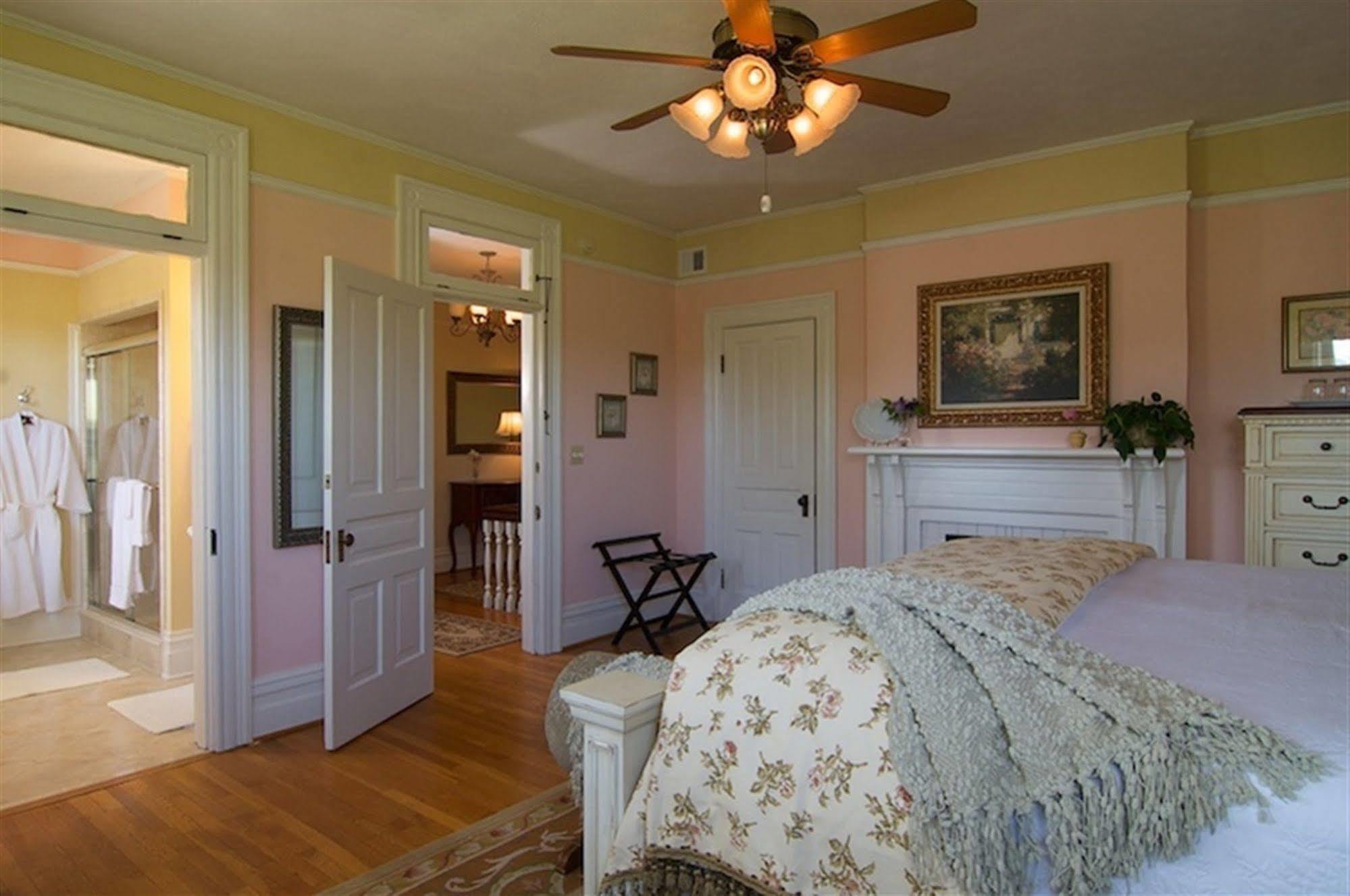Oak Hill On Love Lane Bed And Breakfast Inn Waynesville Habitación foto