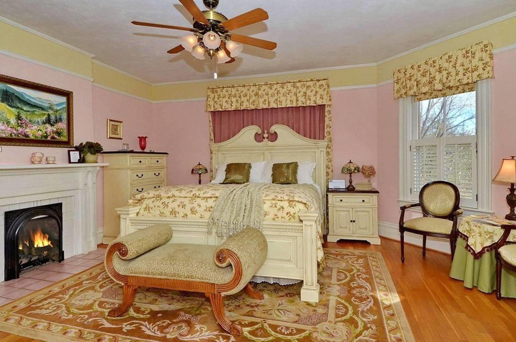 Oak Hill On Love Lane Bed And Breakfast Inn Waynesville Exterior foto